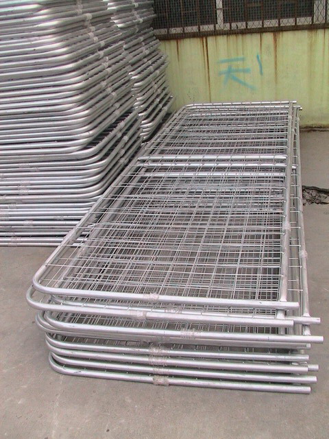 I brace farm gate